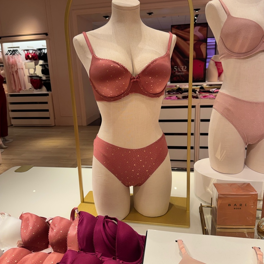 NWOT Victoria’s Secret Bra Set - Picture 9 of 9